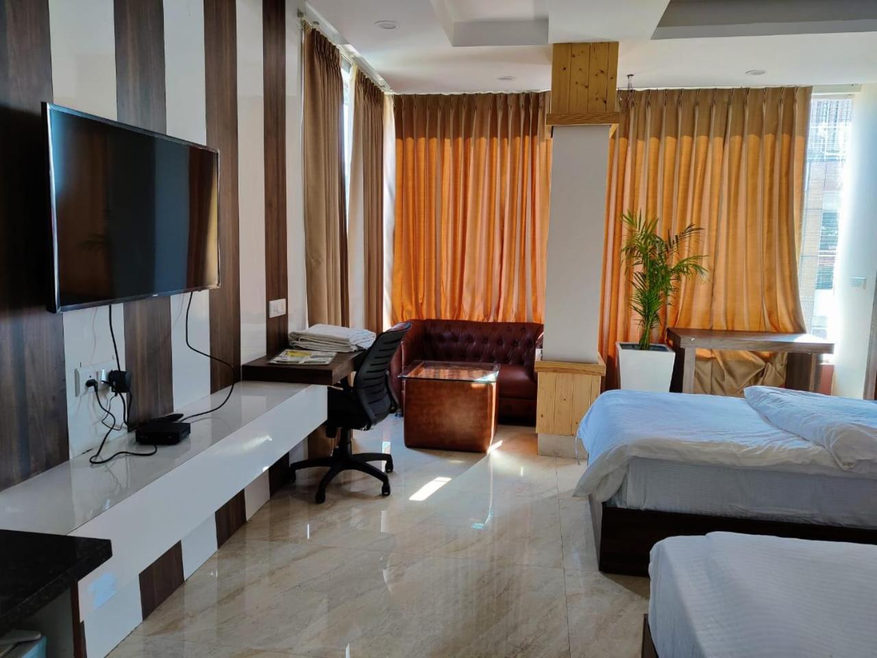 Hotel Maira Dehradun Luaran gambar