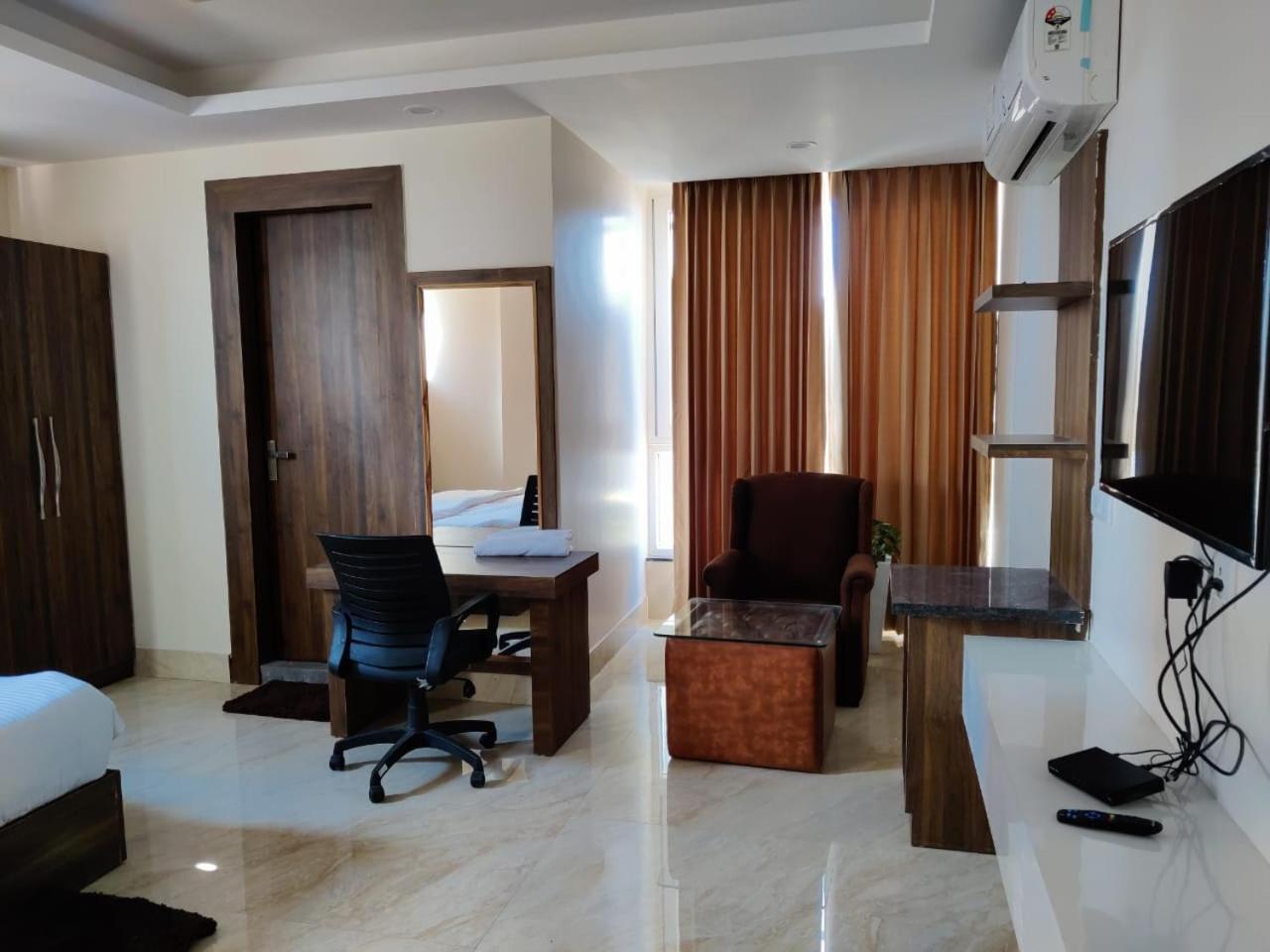 Hotel Maira Dehradun Luaran gambar